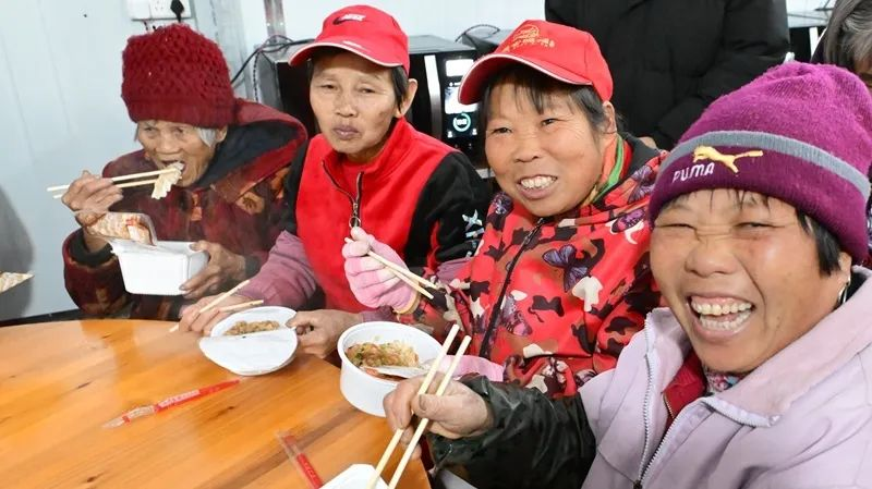 人民网：老人用餐有去处 爱心食堂吃出幸福味